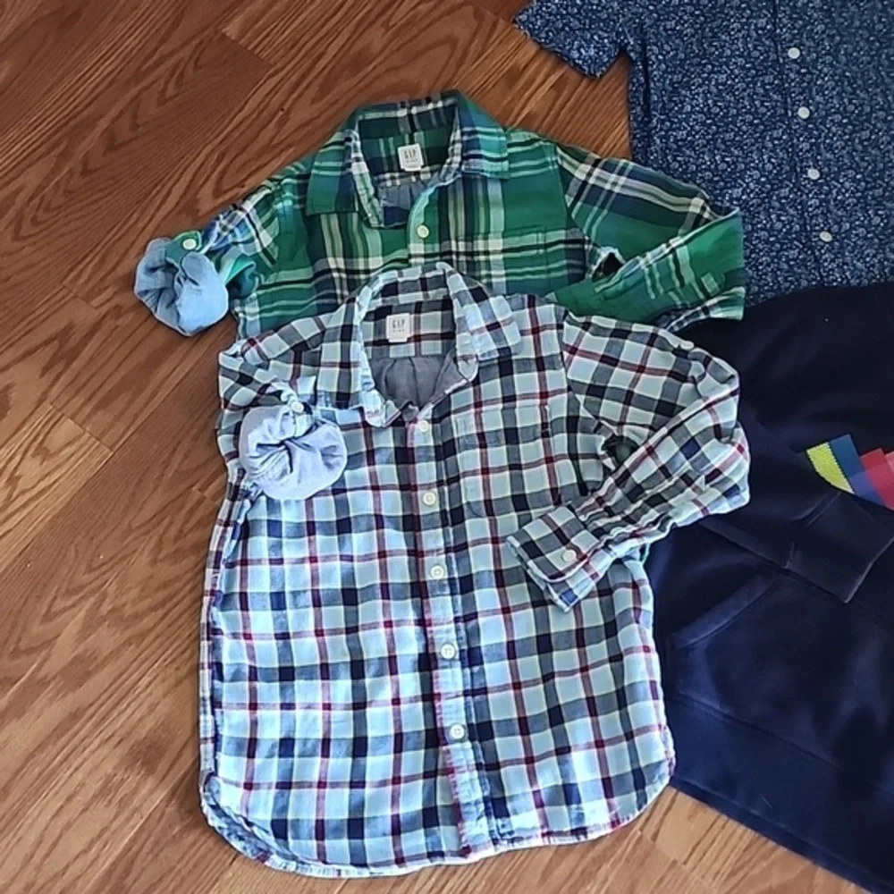 4 pieces of gap size 6/7‎ sweatshirt an long sleeve